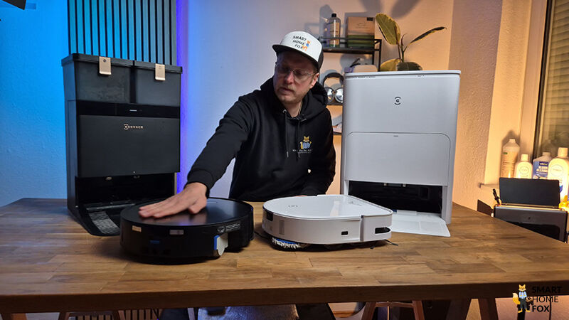 Der ECOVACS DEEBOT X5 OMNI und ECOVACS DEEBOT X3 OMNI nebeneinander.